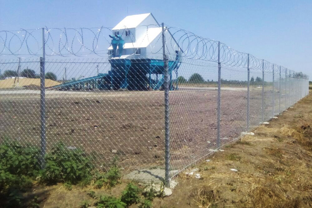 Заборы из сетки рабицы